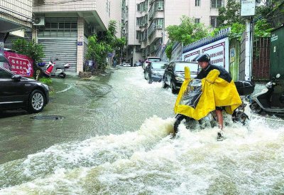 Над 35 хил. души са евакуирани заради наводнения и свлачища в Китай
