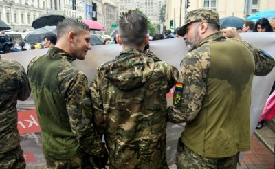Няколкостотин ЛГБТ активисти и техни поддръжници включително украински войници маршируваха