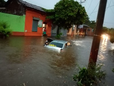 Поройните дъждове които връхлетяха тихоокеанското крайбрежие на Централна Америка взеха
