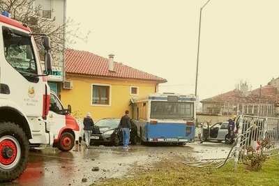 Ужас във Варна: Автобус се вряза в къща, 9 пострадаха
