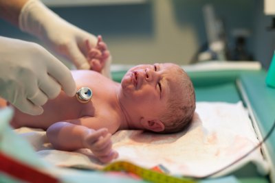 Откриват стая за недоносени бебета