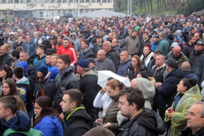Гневни българи щурмуват Габрово за нов протест