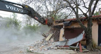 Разрушиха незаконни цигански къщи в Стара Загора (СНИМКИ)