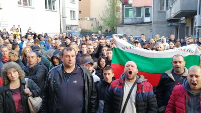 В Габрово: Напрежението се реже с нож!