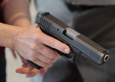 Клиент извади пистолет пред магазин