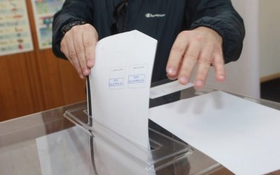 Избирател в Сандански си снима бюлетината