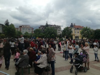Кандидат-кмет и баща му агитират с два джипа в Дупница
