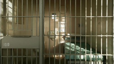 Затворници се измъкнаха през дупка на тоалетна в Калифорния 