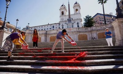 Заляха с червена боя Испанските стълби в Рим 