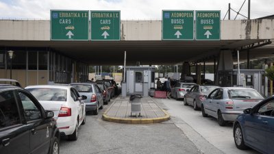 Интензивен е трафикът на част от гранично контролно пропускателни пунктове ГКПП по границата с Гърция и Румъния съобщиха