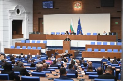 Депутатите искат изслушване на Главчев заради рокадите в службите