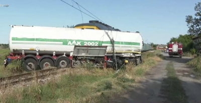 Катастрофа между товарен влак и цистерна на жп прелез в