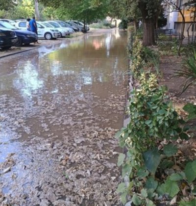 Голямо наводнение  хвърли в потрес живеещите  на улица Бугариево №37
