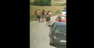 Тълпа преби шофьор на туристически автобус на пътя Карлуково