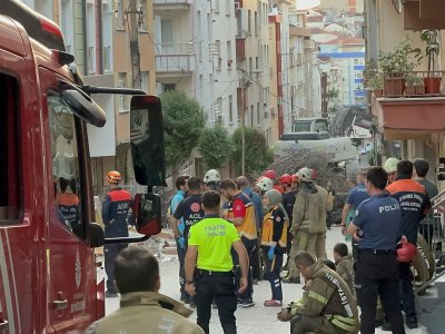 Седеметажна сграда се срути в Истанбул