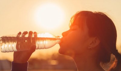 Учени: Оставените на слънце бутилки за вода отделят „токсични съединения“
