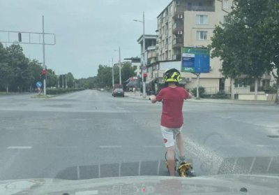 УНИКУМ! Дете с тротинетка бръмчи с 60 км/ч в Пловдив, изпревари патрулка
