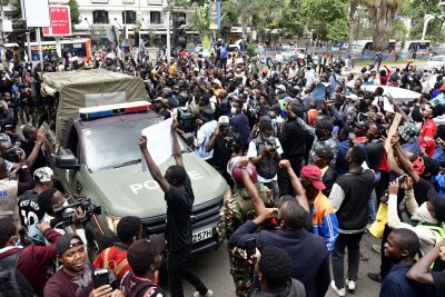Протестиращи кенийци нахлуха в сградата на парламента предаде Би Би