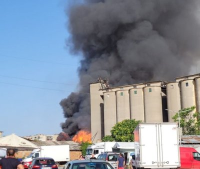 Голям пожар избухна в Русе до бившия хлебозавод Огънят е