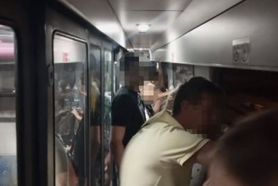 Десетки хора пътуваха натъпкани в коридора на нощния влак по