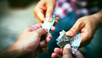 Полицията задържа наркодилър, продавал дрога в магазин в Банкя