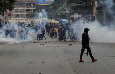 Антиправителствените протести в Кения продължават Полицията използва сълзотворен газ за