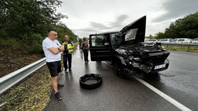 Румънски джип се удари в товарен камион по пътя Димитровград-Хасково (СНИМКИ)