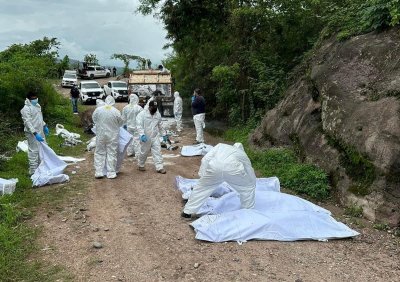Мексикански служители по сигурността откриха телата на 19 мъже струпани