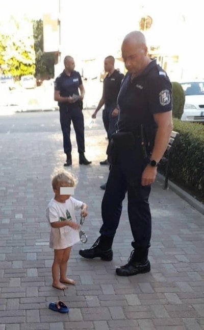 Кадър с полицаи които се грижат за изгубено дете развълнува