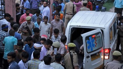 Жертвите на блъсканицата в Индия достигнаха 121 души