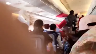 30 души бяха ранени след като самолет беше засегнат от