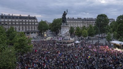 В Париж демонстрантите се събраха на Площада на републиката след