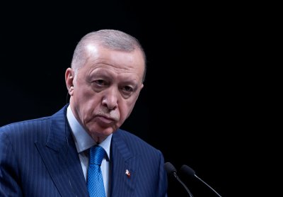 Турският президент Реджеп Ердоган смени двама министри предават турските медии Указът на