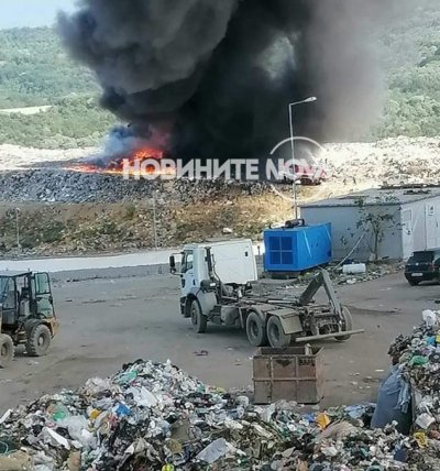 Боклукчийски камион се запали край Малки Чифлик (СНИМКИ)