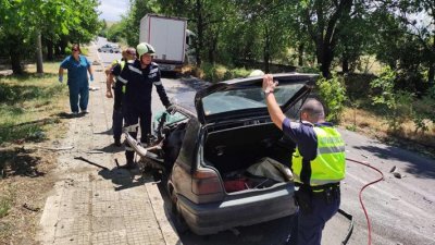 Челен удар между камион и кола: Режат ламарини, за да извадят ранен (СНИМКИ)