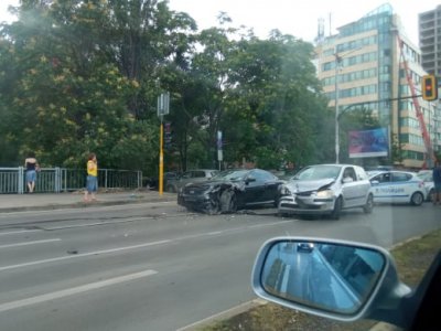 Страшно меле в София, бул. "Тодор Александров" е блокиран (СНИМКИ)