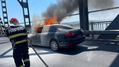 Румънски автомобил пламна в движение на "Дунав мост"
