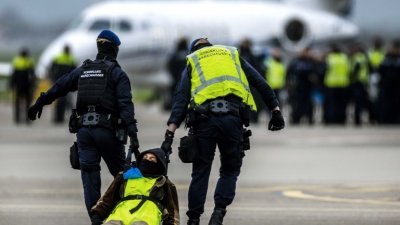 Полицията във Великобритания задържа 27 климатични активисти планирали да блокират летища по