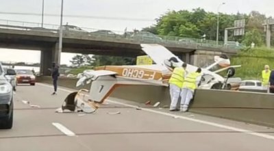 Трима души са загинали в катастрофа със самолет на магистрала