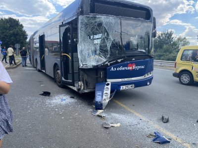 Катастрофа между тир и автобус в Бургас, има пострадали (СНИМКИ)