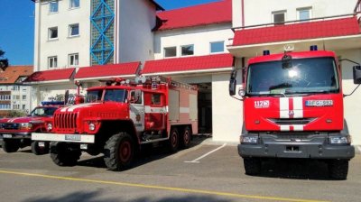 Пожар в жилищен блок във Варна, двама са обгазени