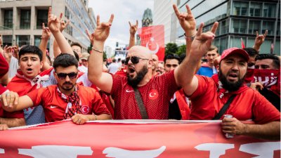 Полицията в Берлин спря шествие на турски фенове