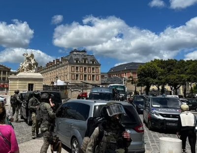 Въоръжена полиция влезе в двореца „Версай”