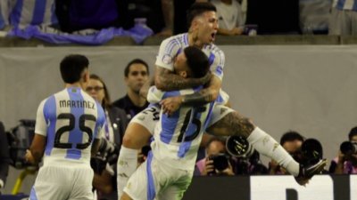 Аржентина драматично се класира на 1/2-финал