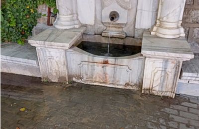 Гавра с мраморната чешма-емблема в Морската на Варна