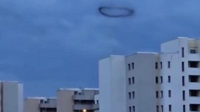 Мистериозни черни пръстени се появиха в небето над Берлин съобщи германският