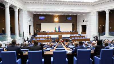 Изслушват служебния премиер в рамките на парламентарния контрол