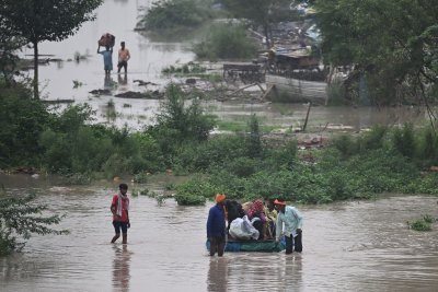 Над 50 загинали при наводнения в Североизточна Индия