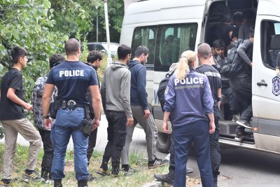 При гонка: Каналджия с 25 присъди помете патрулка край Карлово