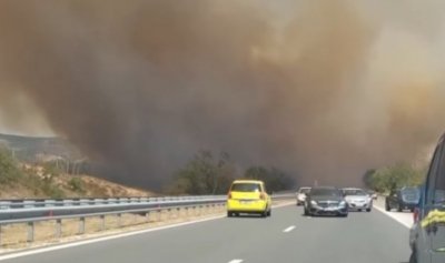 Доброволци се включиха да помагат в гасенето на пожара край